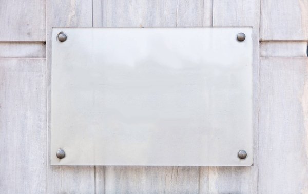 Comment poser une plaque professionnelle ?